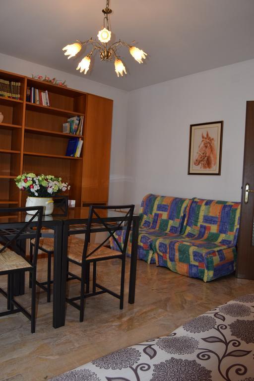 Casa Vacanza E Per Lavoro Elena E Carla Spinea Exteriör bild