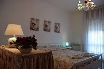 Casa Vacanza E Per Lavoro Elena E Carla Spinea Exteriör bild